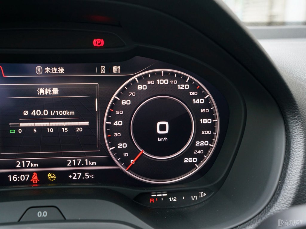冰川白奧迪Q2L中控內(nèi)飾圖片