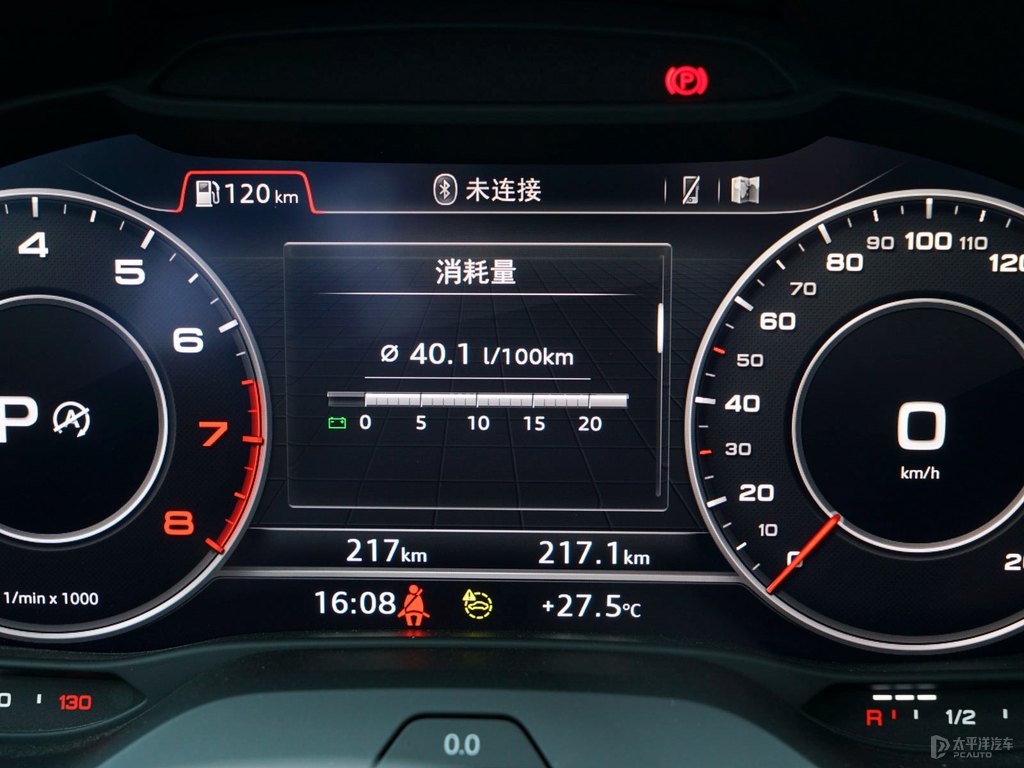 冰川白奧迪Q2L中控內(nèi)飾圖片