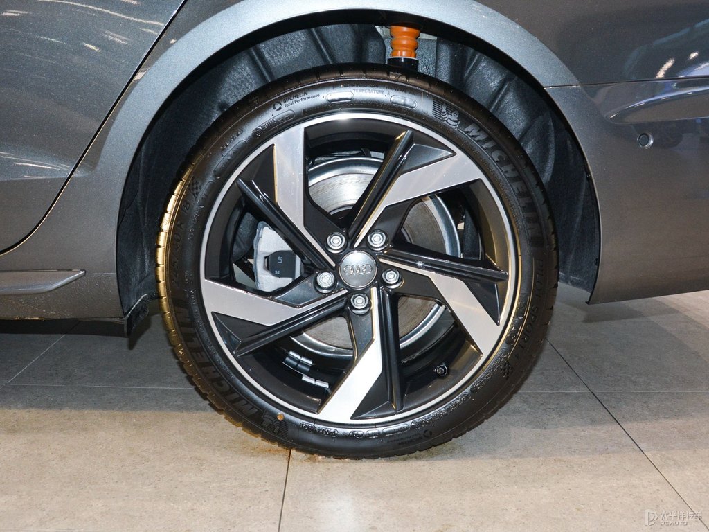 天云灰奧迪A4L車身外觀圖片