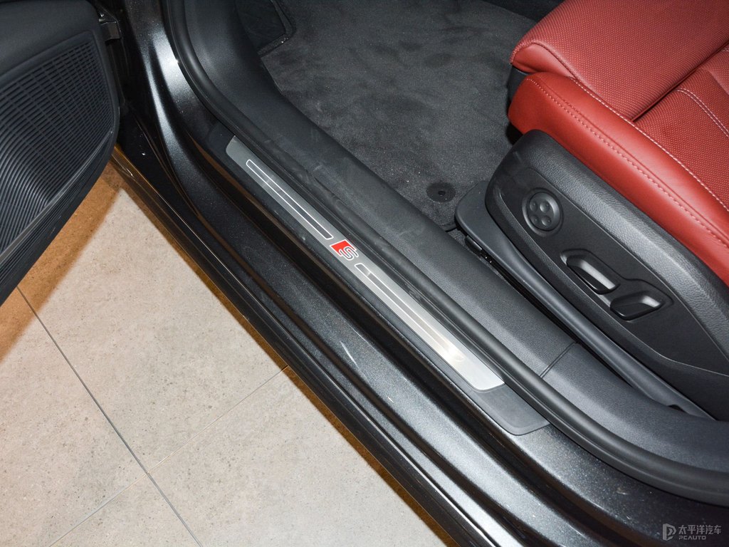 天云灰奧迪A4L車廂內(nèi)飾圖片