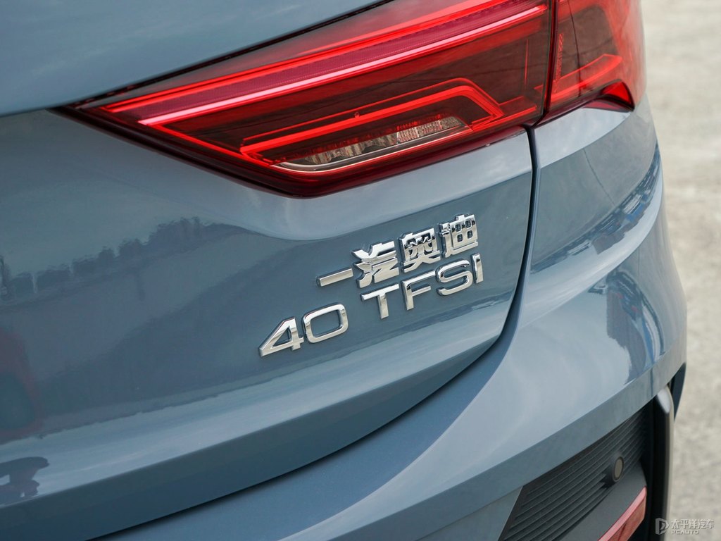 凱莫拉灰奧迪Q3 Sportback車尾外觀圖片