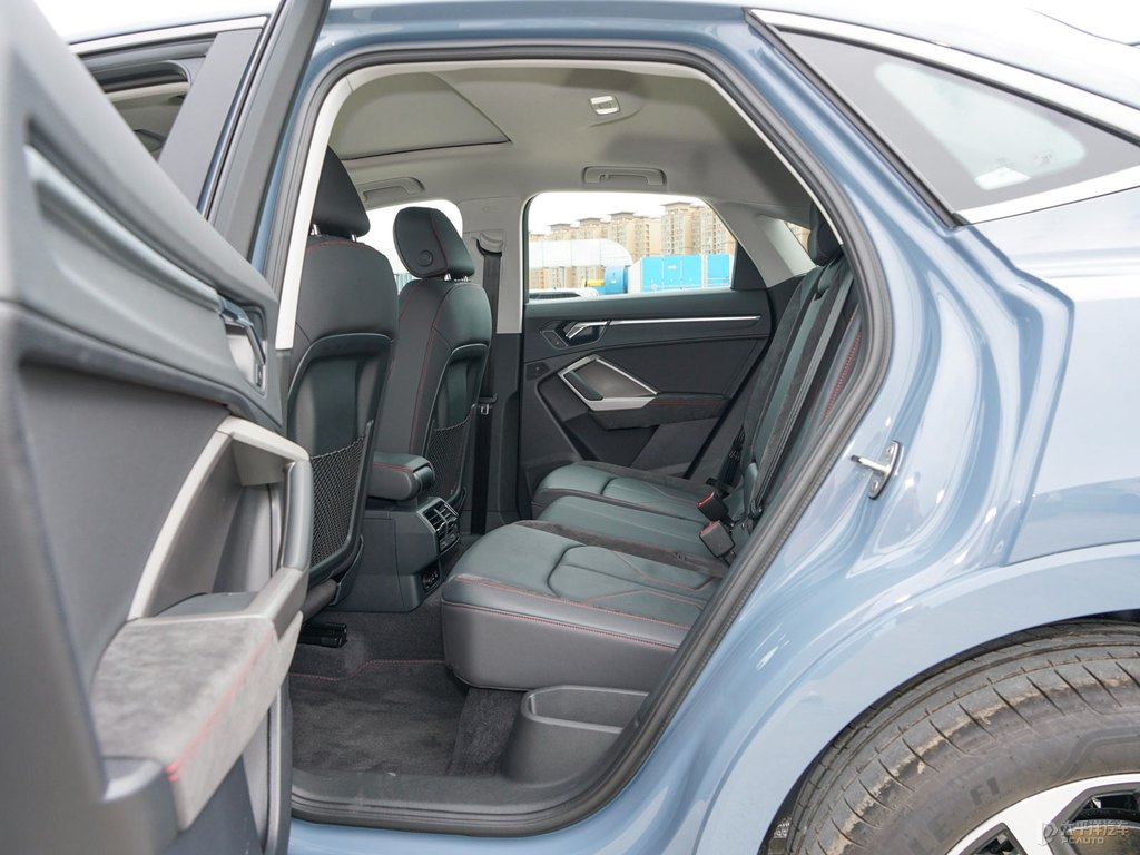 凱莫拉灰奧迪Q3 Sportback駕乘空間空間圖片