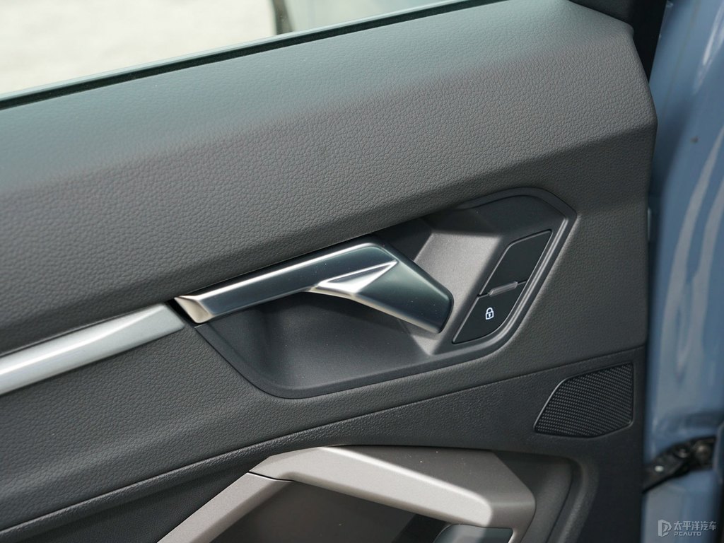 凱莫拉灰奧迪Q3 Sportback車廂內(nèi)飾圖片
