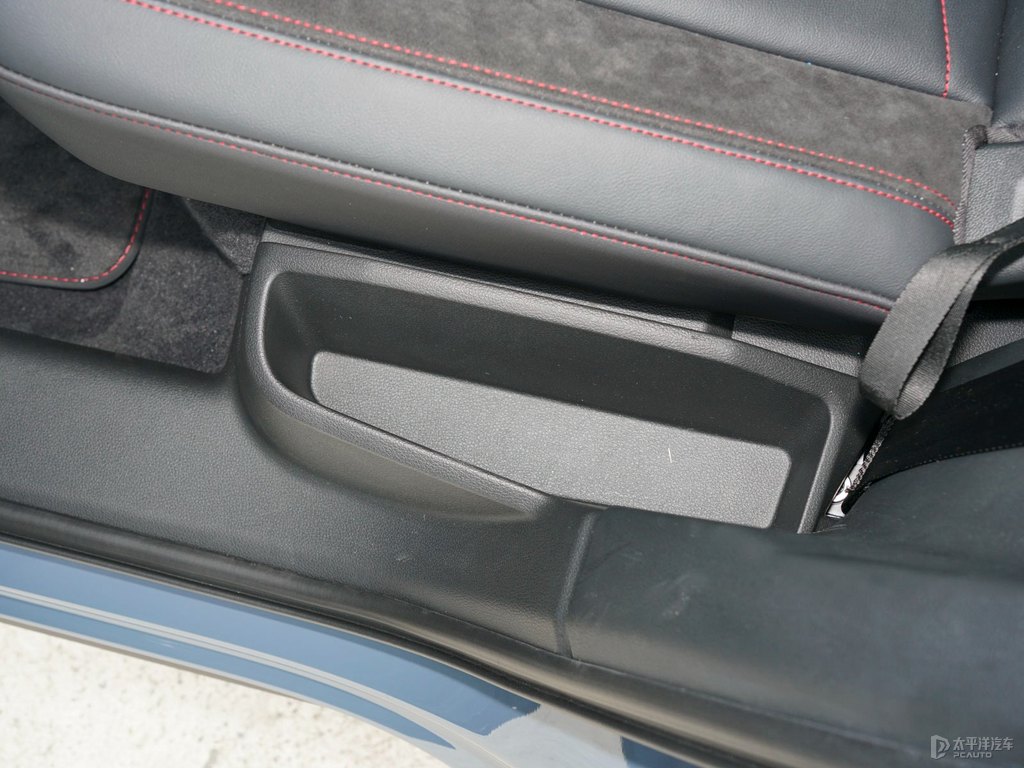 凱莫拉灰奧迪Q3 Sportback儲物空間空間圖片