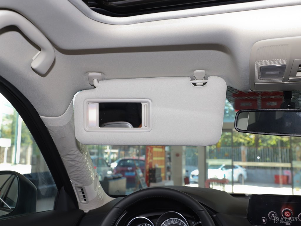 珠光白馬自達CX-5車廂內(nèi)飾圖片