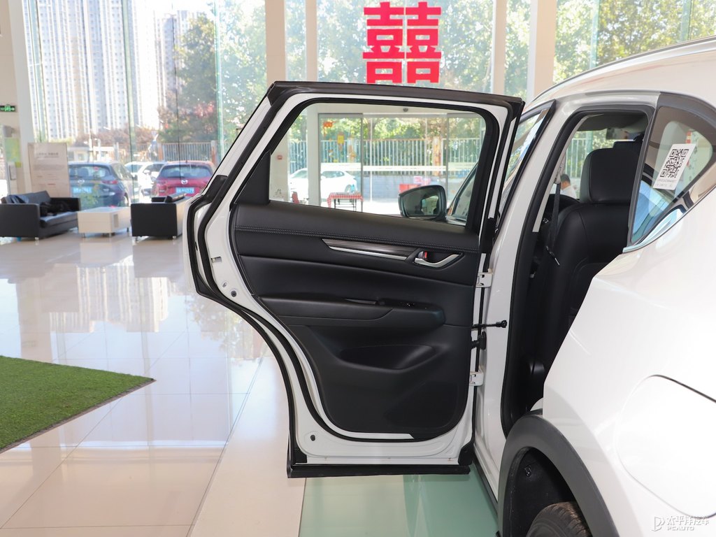 珠光白馬自達CX-5車廂內(nèi)飾圖片
