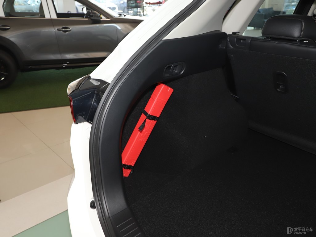 珠光白馬自達CX-5后備廂空間圖片