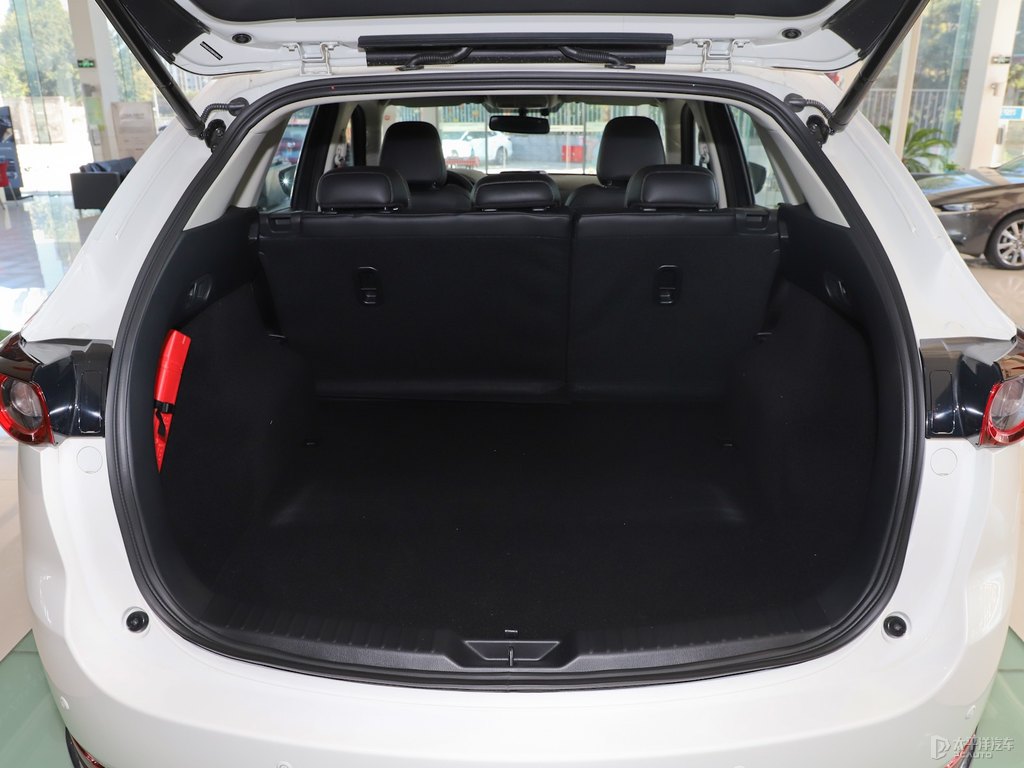 珠光白馬自達CX-5后備廂空間圖片