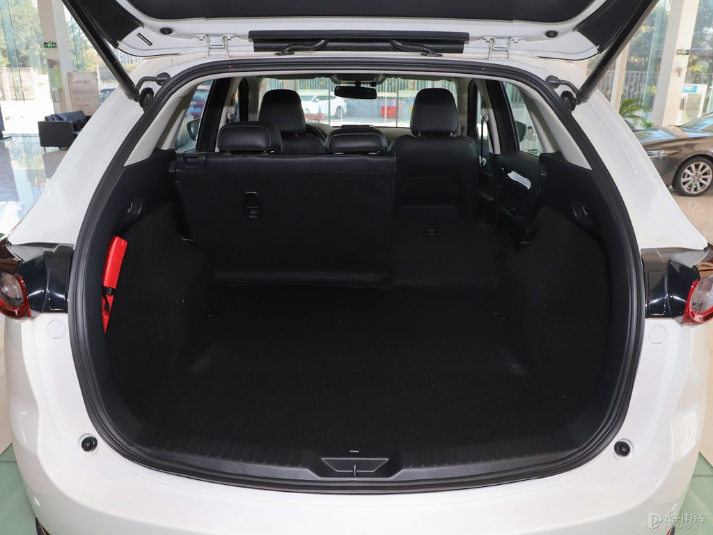 珠光白馬自達CX-5后備廂空間圖片