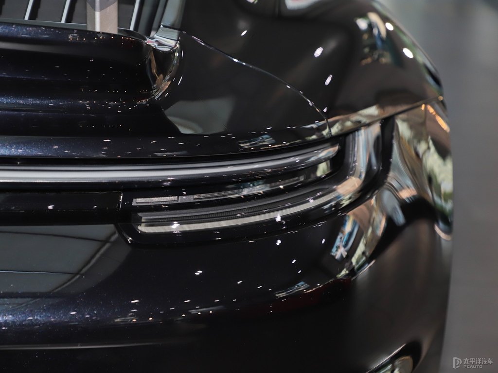 黑色保時(shí)捷911車尾外觀圖片