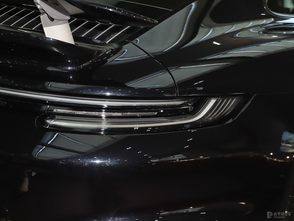 黑色保時(shí)捷911車尾外觀圖片