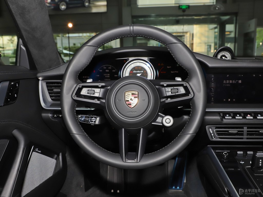 黑色保時捷911中控內(nèi)飾圖片