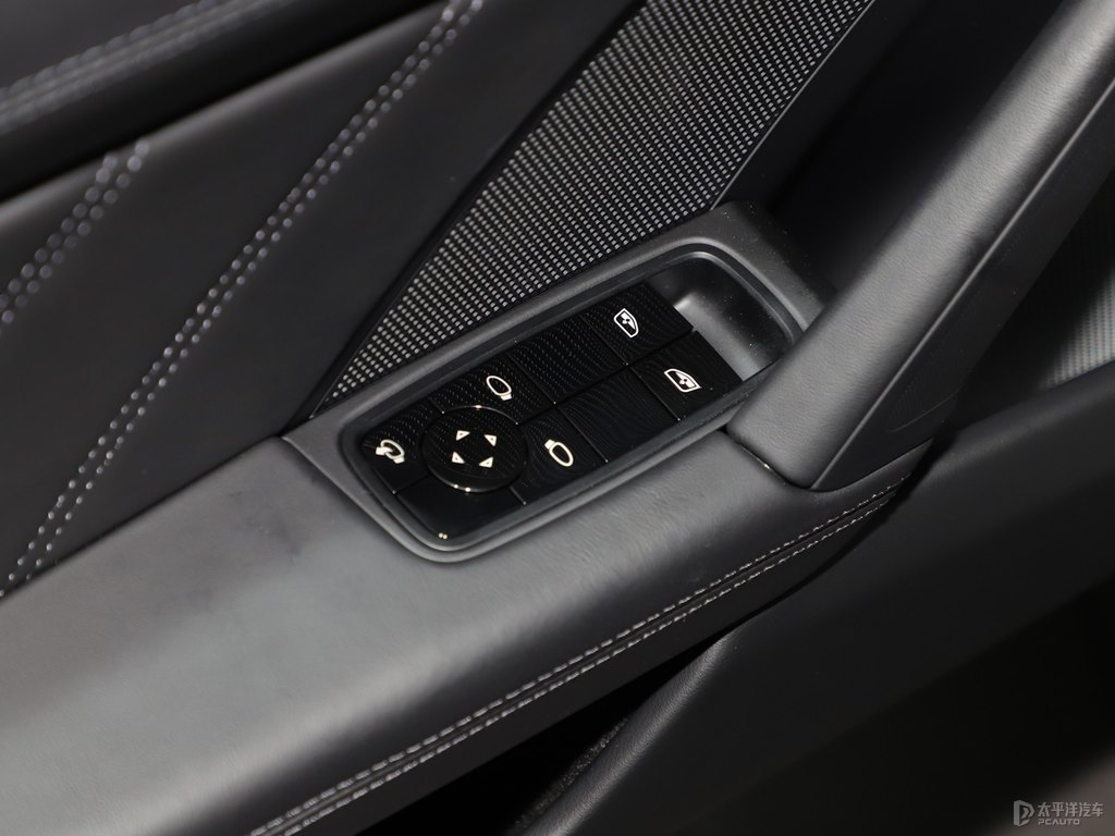 黑色保時(shí)捷911車廂內(nèi)飾圖片