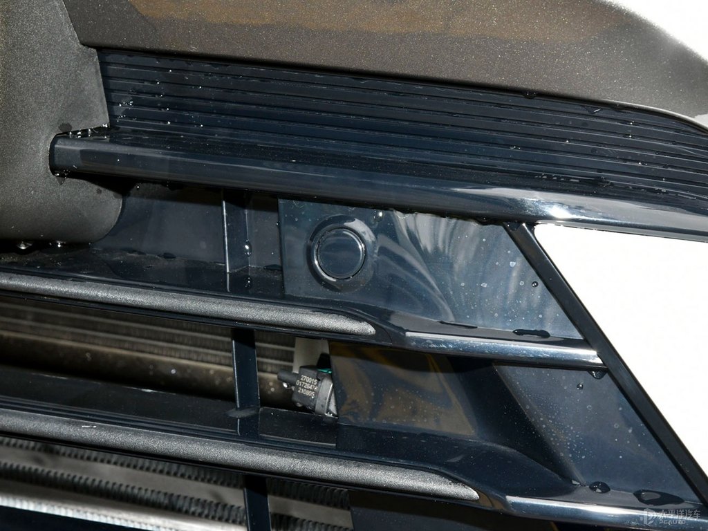 黑色+閃電白繽越車頭外觀圖片