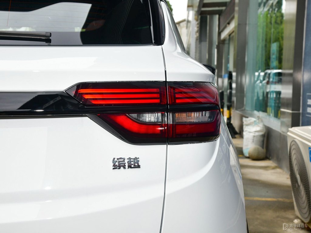黑色+閃電白繽越車(chē)頭外觀圖片