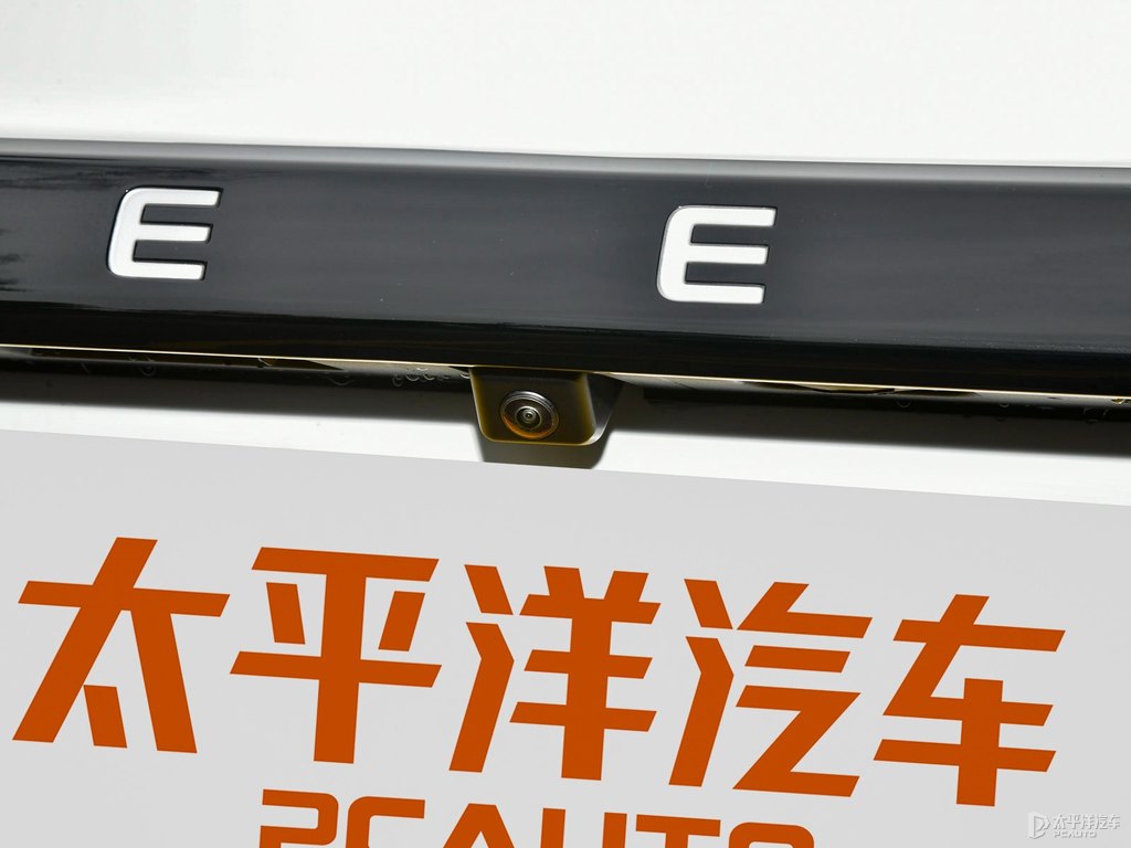黑色+閃電白繽越車尾外觀圖片
