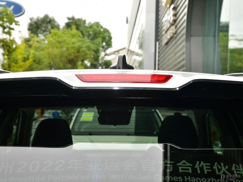 颯爽白博越車尾外觀圖片