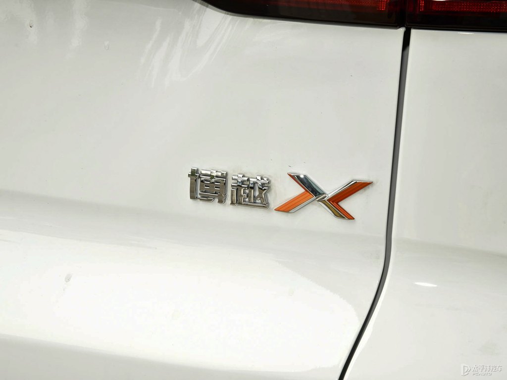 颯爽白博越車尾外觀圖片