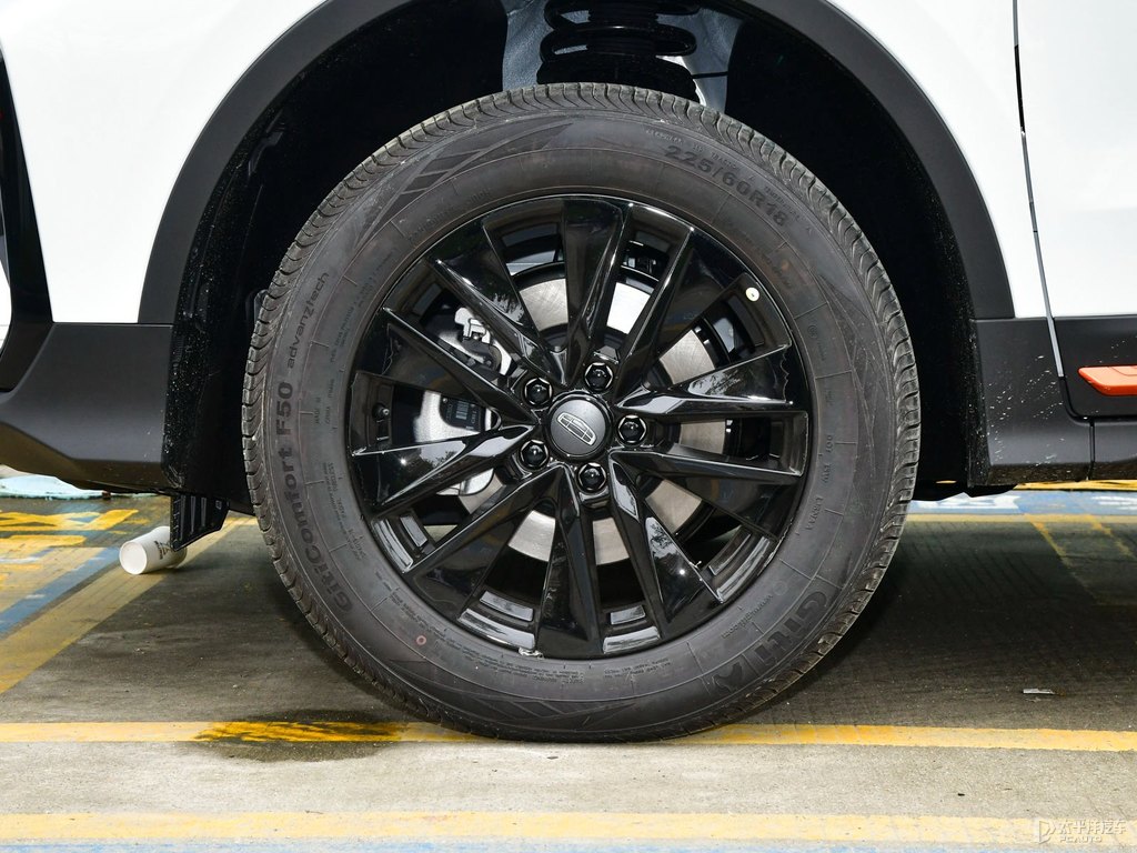 颯爽白博越車身外觀圖片