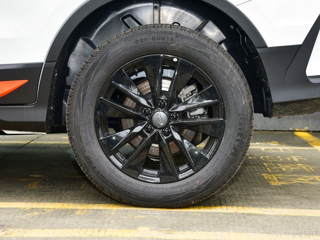 颯爽白博越車身外觀圖片
