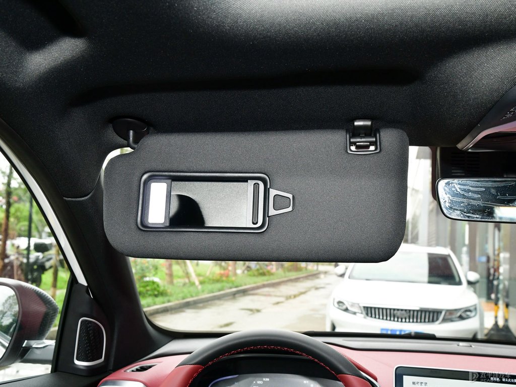 黑色+閃電白繽越車廂內飾圖片