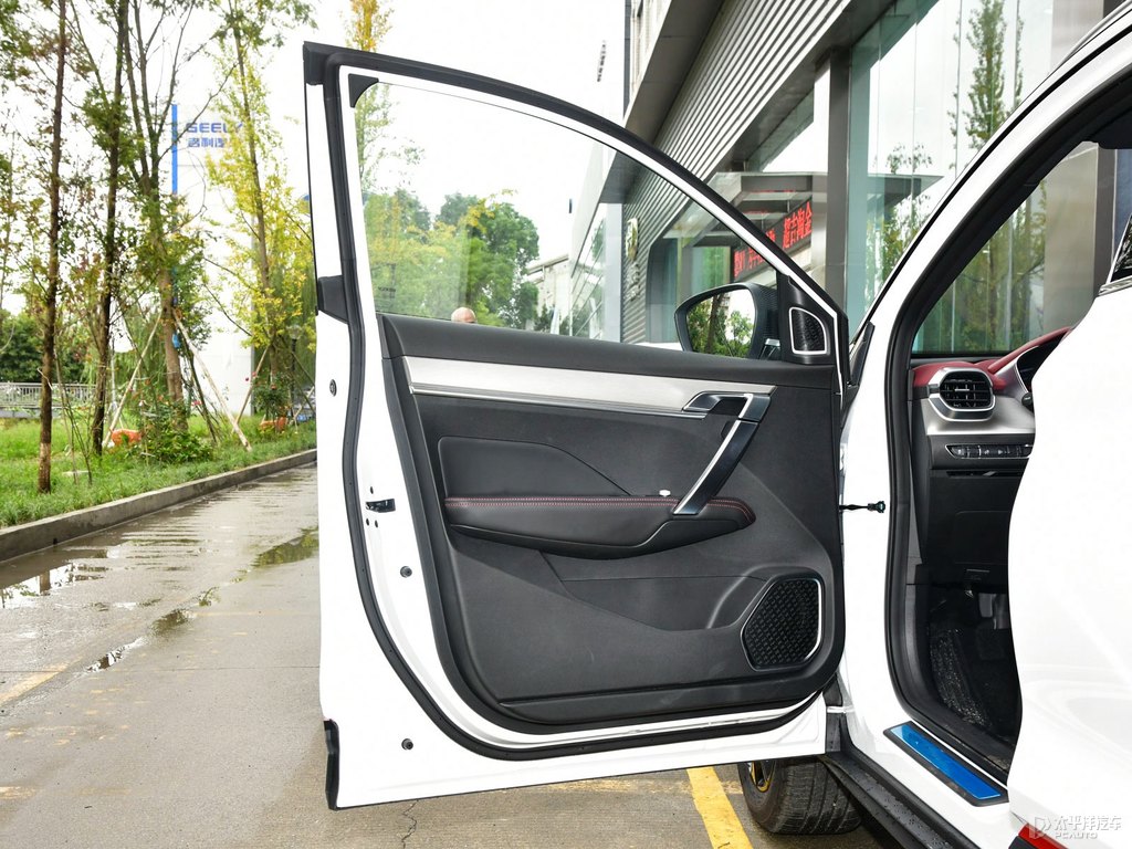 黑色+閃電白繽越車廂內(nèi)飾圖片