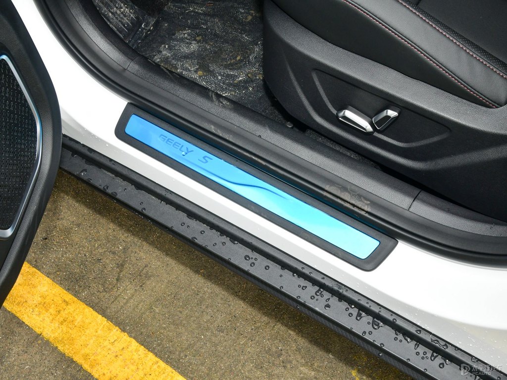 黑色+閃電白繽越車廂內(nèi)飾圖片
