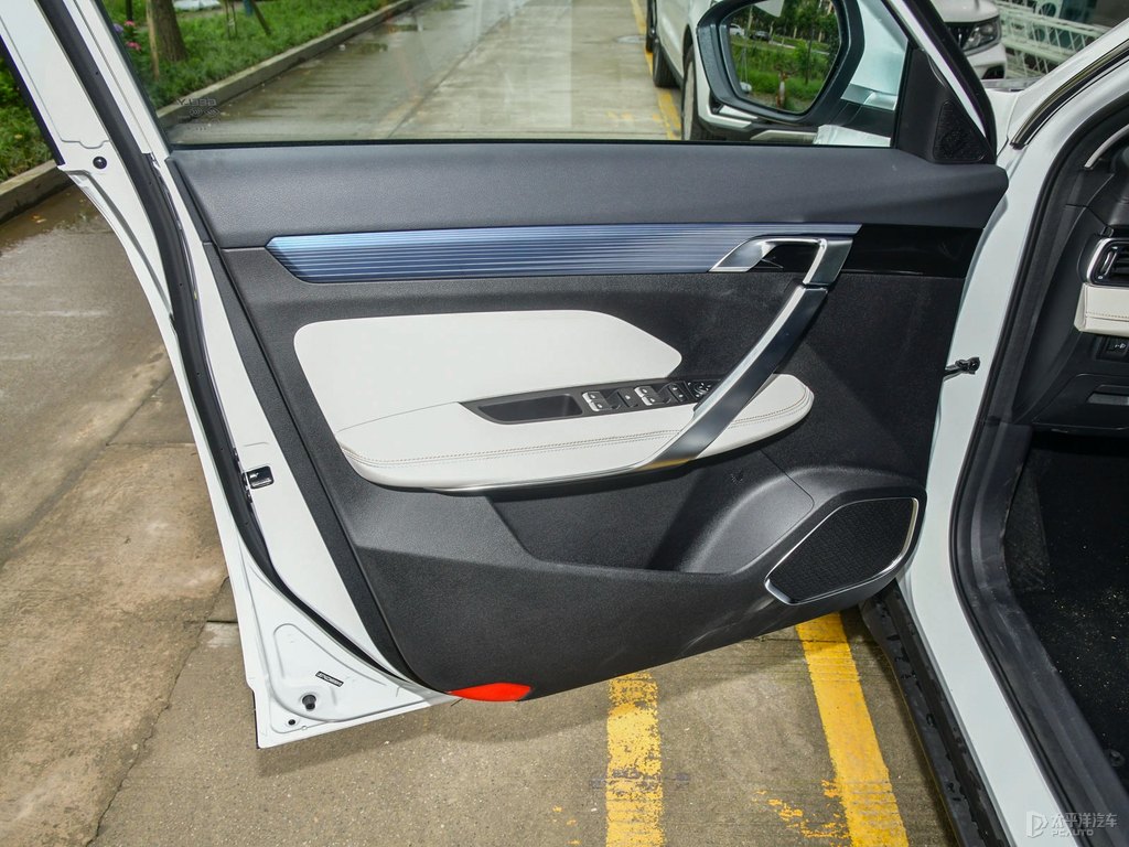 颯爽白博越車廂內(nèi)飾圖片