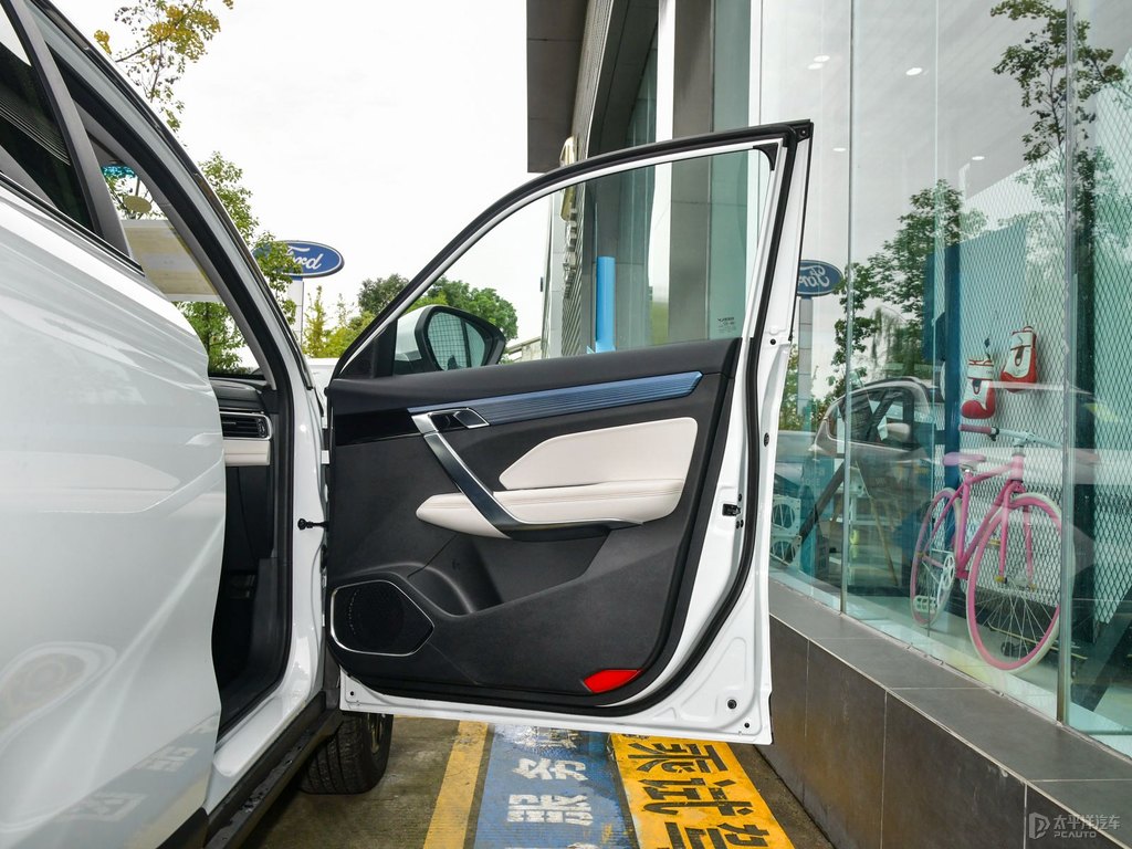 颯爽白博越車廂內(nèi)飾圖片