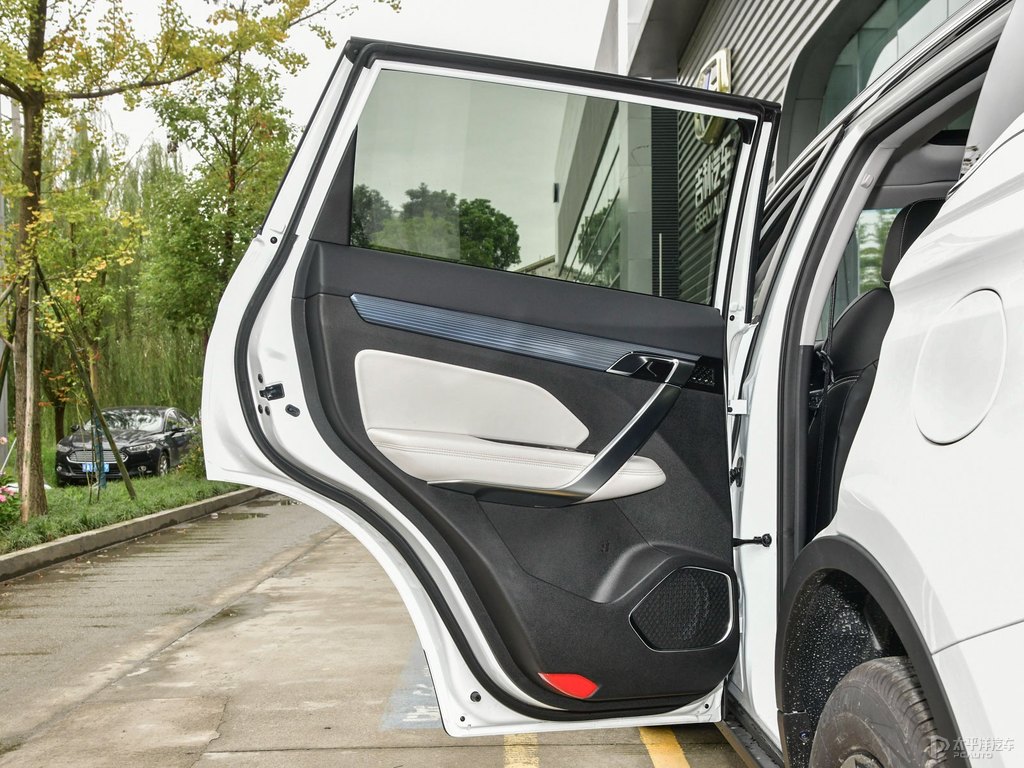 颯爽白博越車廂內(nèi)飾圖片