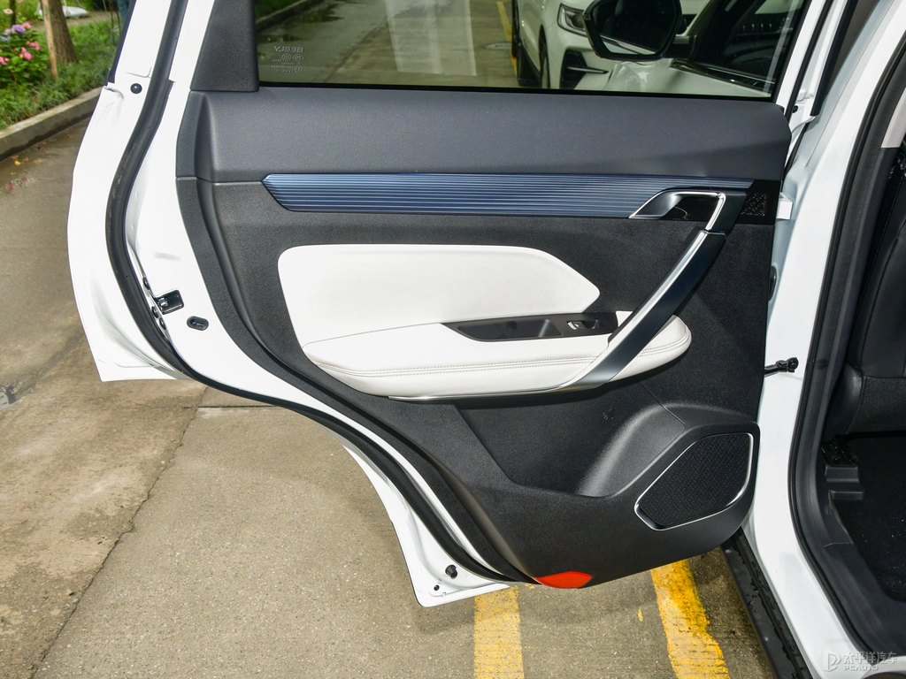 颯爽白博越車廂內(nèi)飾圖片