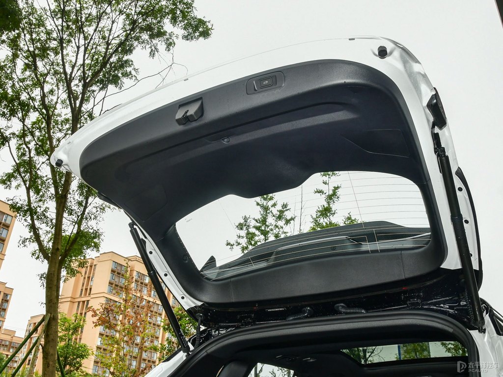 黑色+閃電白繽越后備廂空間圖片