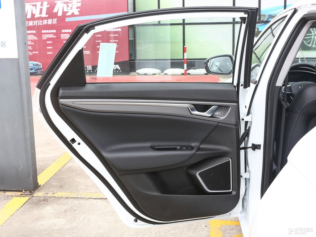 冰晶白帝豪新能源車廂內(nèi)飾圖片
