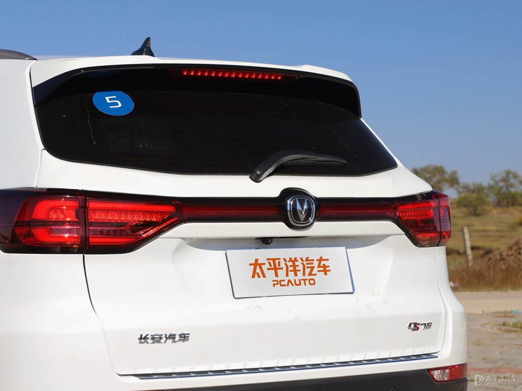 精靈白長(zhǎng)安CS75車(chē)尾外觀圖片