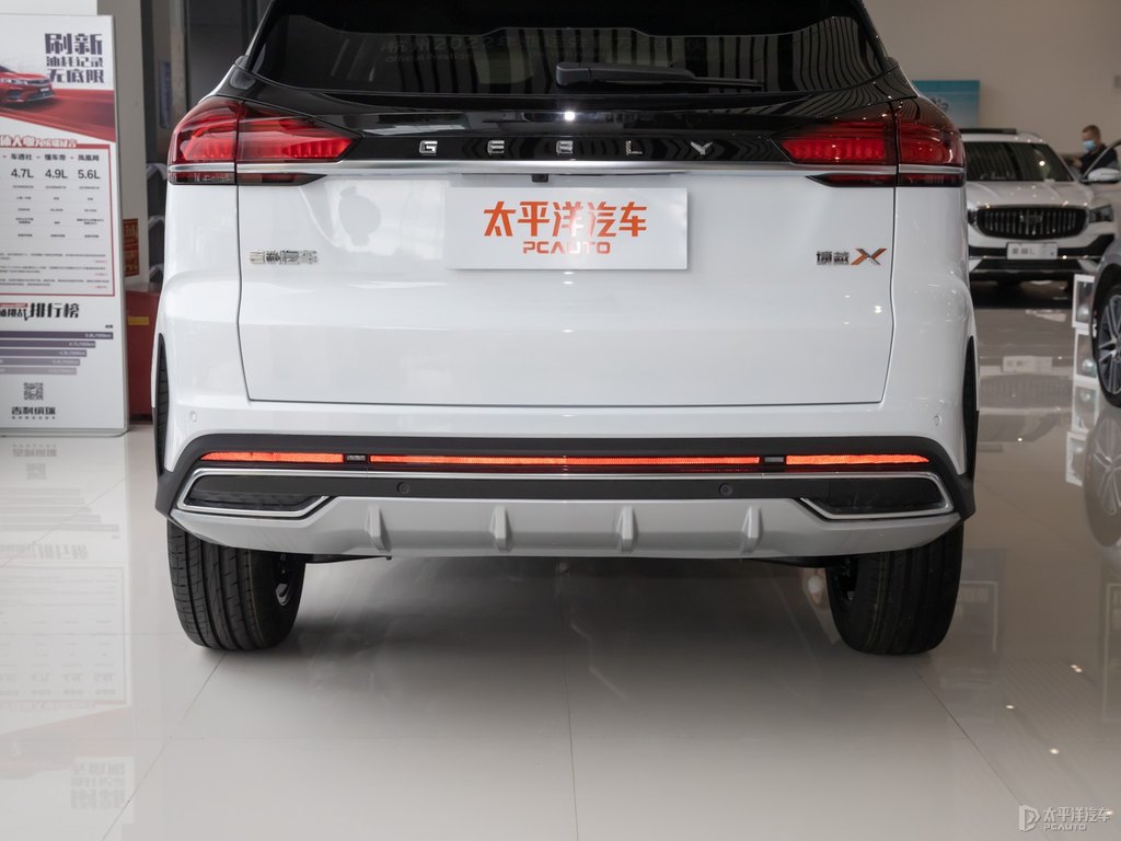 颯爽白博越車尾外觀圖片