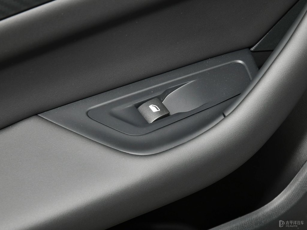 銀翼灰標(biāo)致508車廂內(nèi)飾圖片