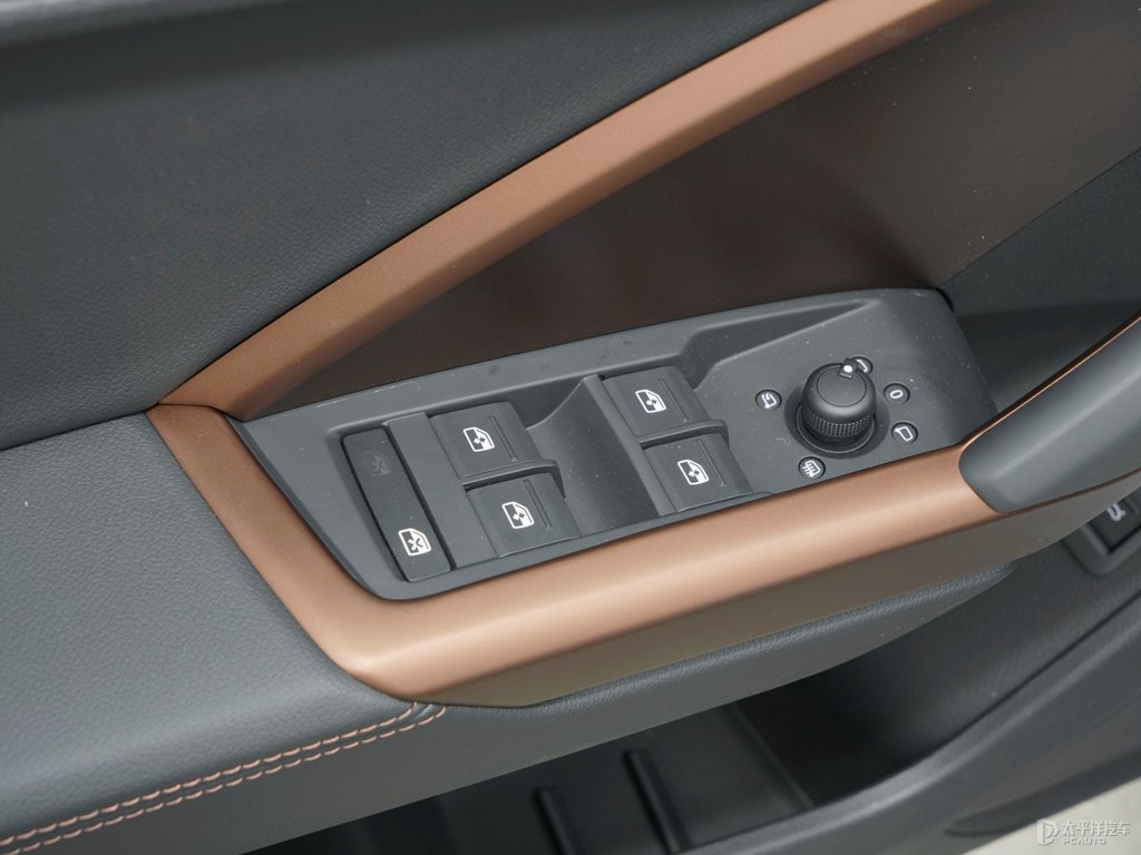 冰川白奧迪Q3車廂內(nèi)飾圖片