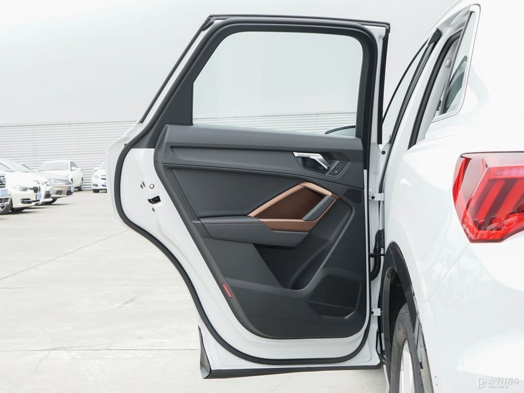 冰川白奧迪Q3車廂內(nèi)飾圖片