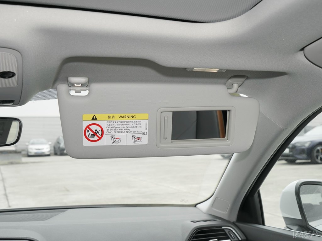 冰川白奧迪Q3車廂內(nèi)飾圖片