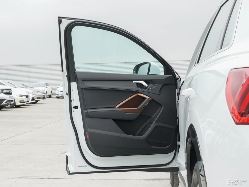 冰川白奧迪Q3車廂內(nèi)飾圖片