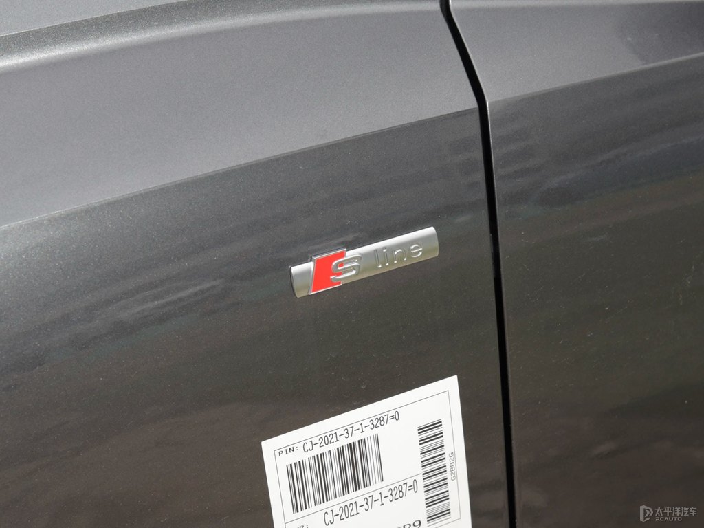 天云灰?jiàn)W迪Q3車(chē)身外觀圖片
