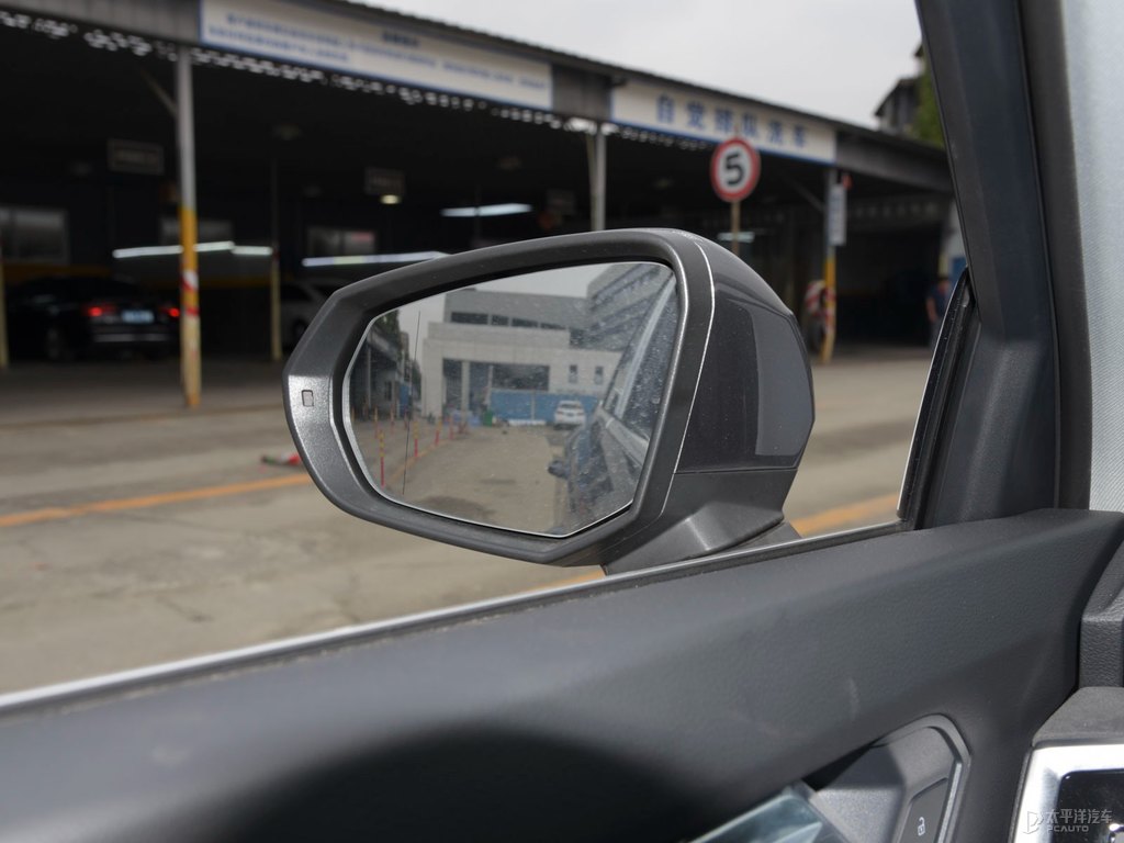 天云灰奧迪Q3車身外觀圖片