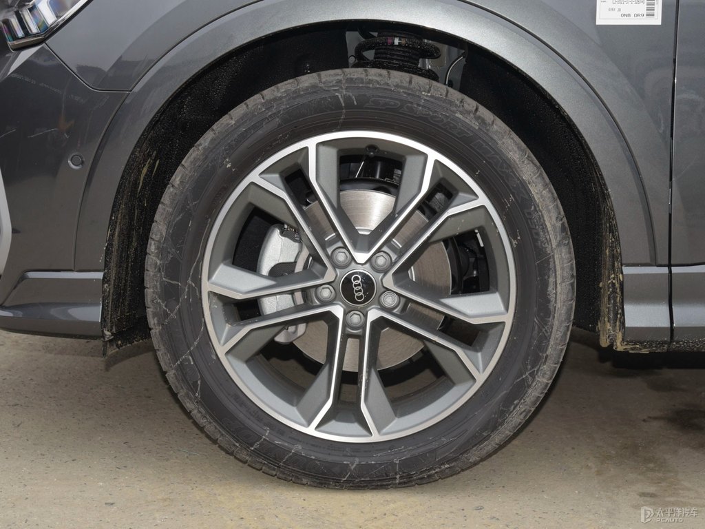 天云灰?jiàn)W迪Q3車身外觀圖片
