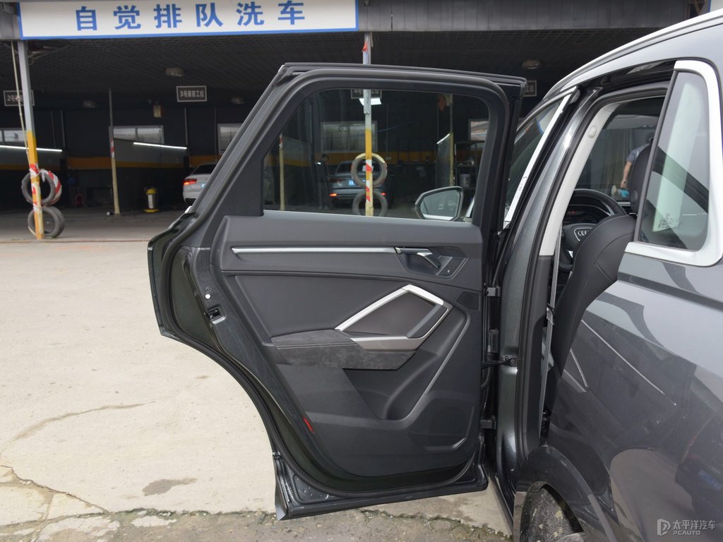 天云灰奧迪Q3車廂內(nèi)飾圖片