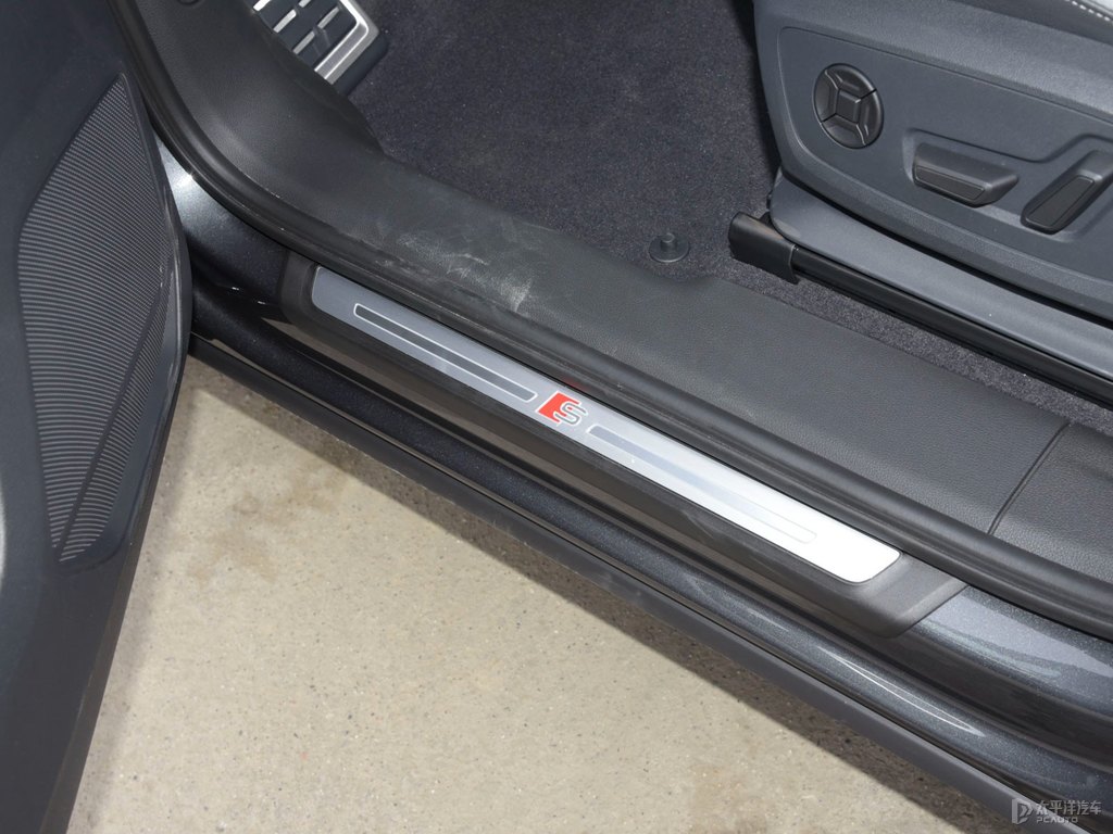 天云灰奧迪Q3車廂內(nèi)飾圖片