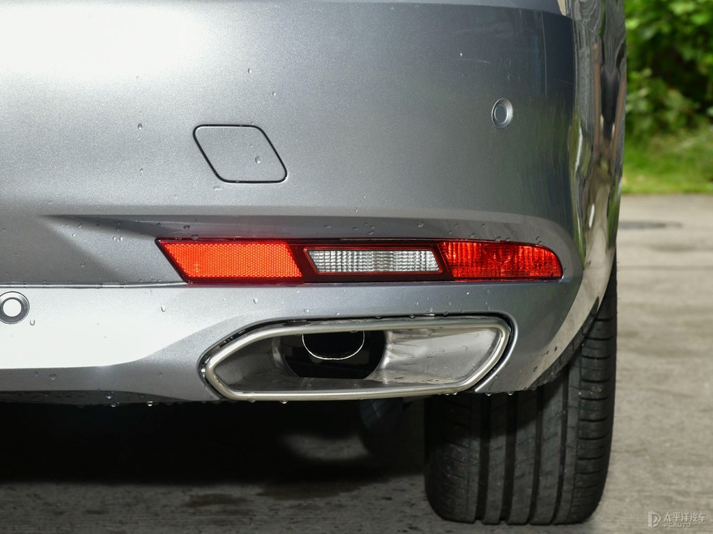銀翼灰標致508車尾外觀圖片