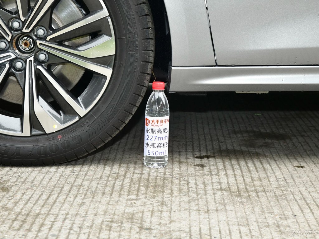 銀翼灰標致508車身外觀圖片