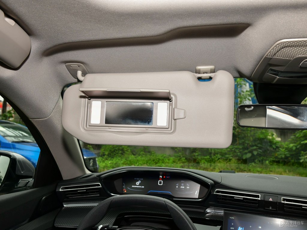 銀翼灰標(biāo)致508車廂內(nèi)飾圖片
