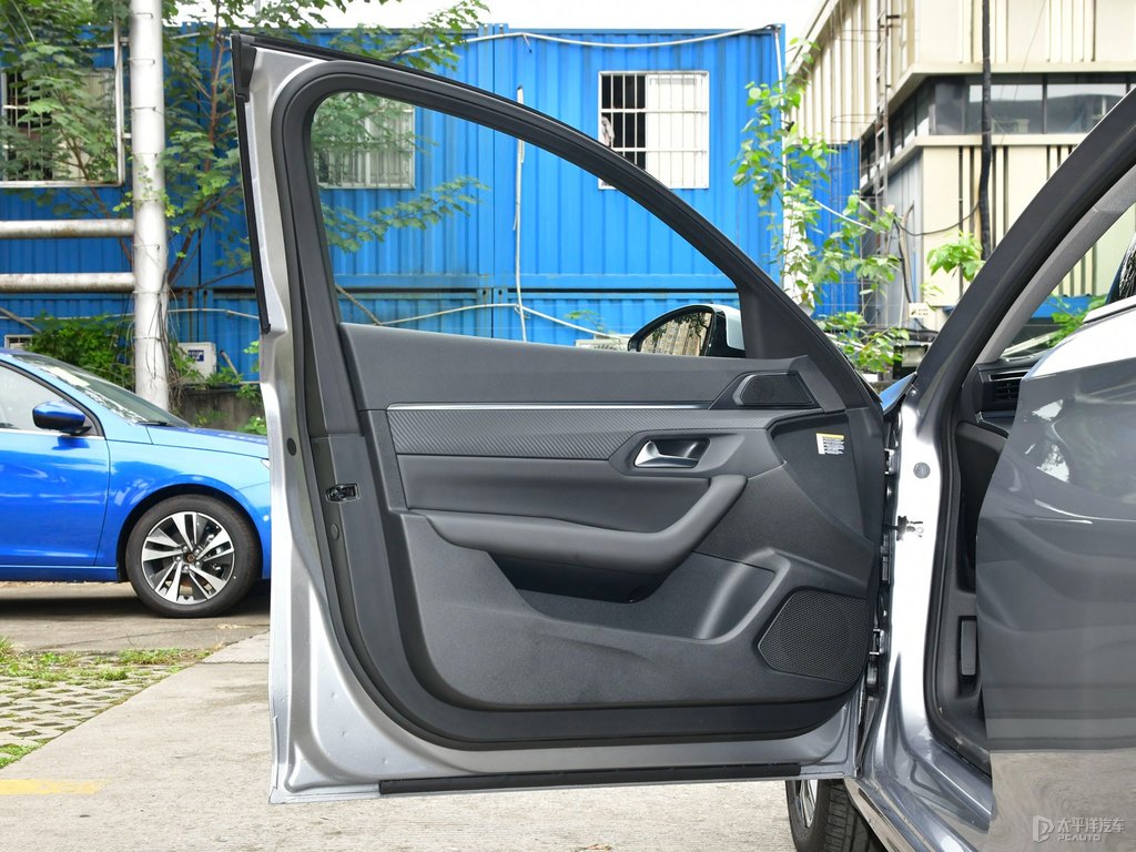 銀翼灰標(biāo)致508車廂內(nèi)飾圖片