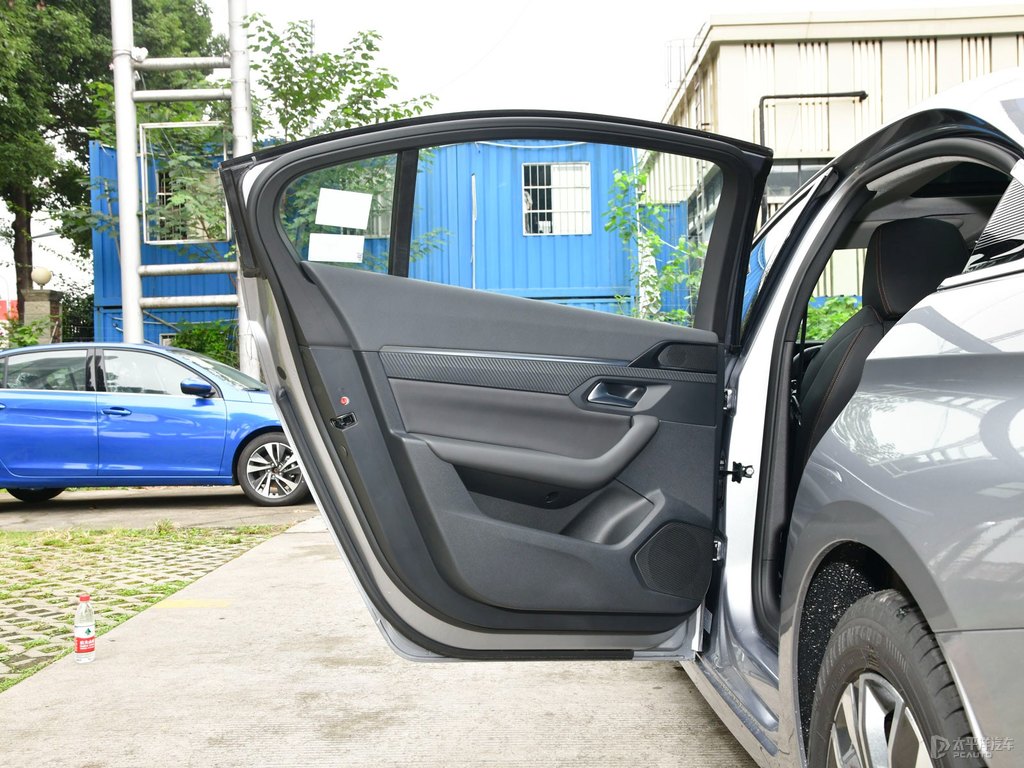 銀翼灰標(biāo)致508車廂內(nèi)飾圖片